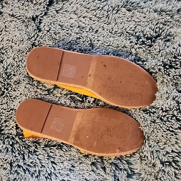Queen George Suede Mustard Sandles size 8.5 - Picture 3 of 3